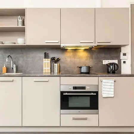 Retreat To Quite Newly Build Apt Center Apartment *