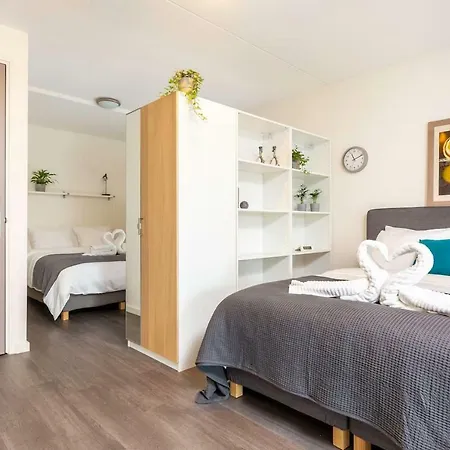 Retreat To Quite Newly Build Apt Center Apartment *