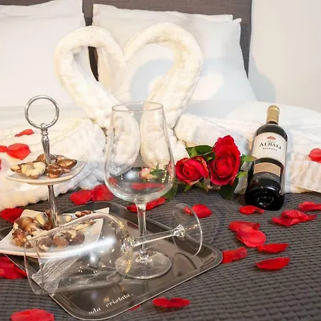 Retreat To Quite Newly Build Apt Center *